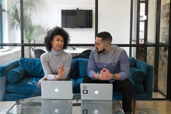 Quels sont les bénéfices de l'incorporation de la formation en pensée critique dans les programmes de développement professionnel ?