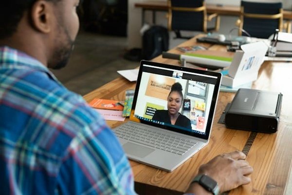 Quelles sont les meilleures pratiques pour intégrer les feedbacks en temps réel dans la formation en ligne ?
